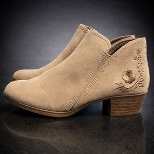 Time and Tru Floral Embroidered Beige Ankle Boots
